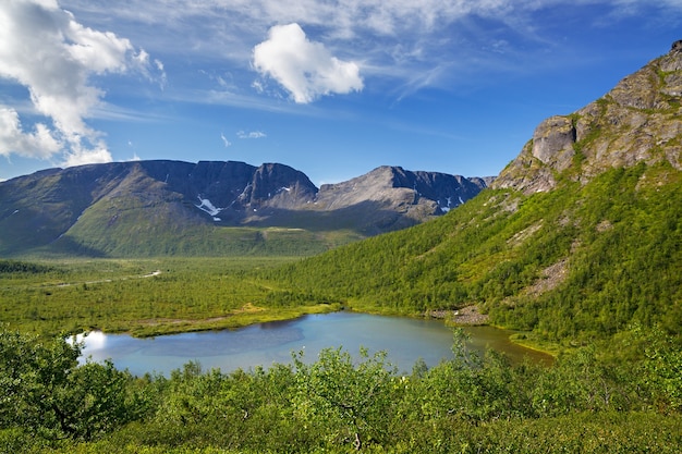 Lago de montaña con agua clara en la península de Kola