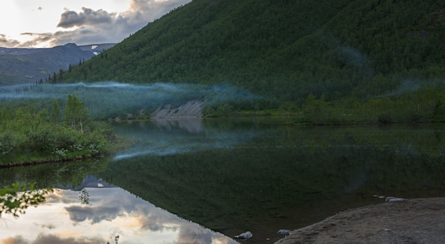 Lago de montaña con agua clara