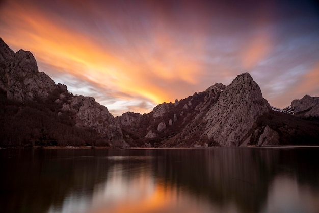 lago de montaña al atardecer en Riano España