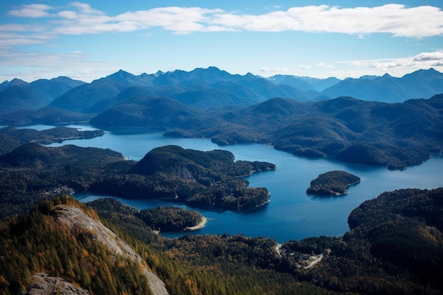 Foto un lago con una montaña al fondo y una montaña en el fondo