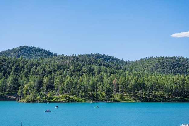 Un lago con una montaña al fondo.