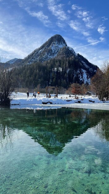 Un lago con una montaña al fondo.