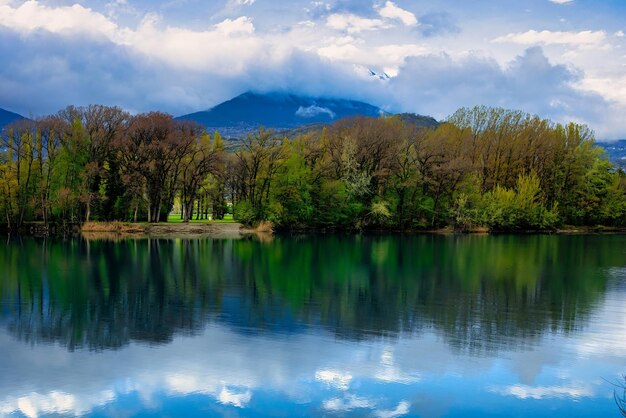 Foto un lago con una montaña al fondo.