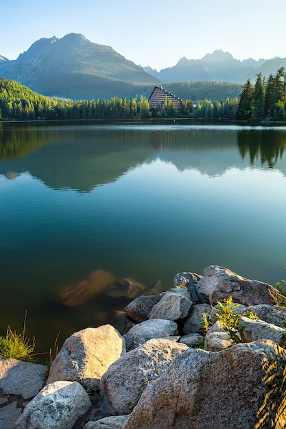 Lago de montaña en el Alto Tatra