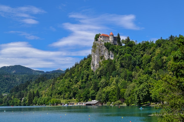 Lago de montaña Bled y Bledsky castillo. Paisaje de verano