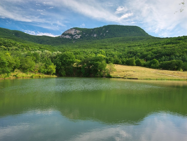 Lago en montaña. Composición de la naturaleza.