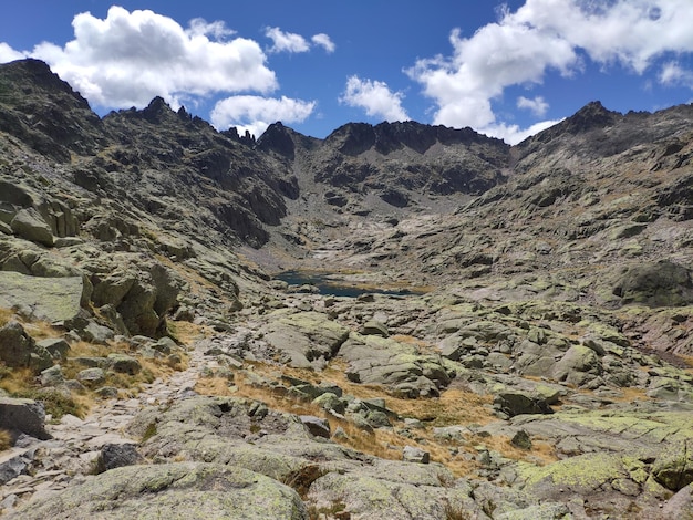 Un lago de montaña en la distancia