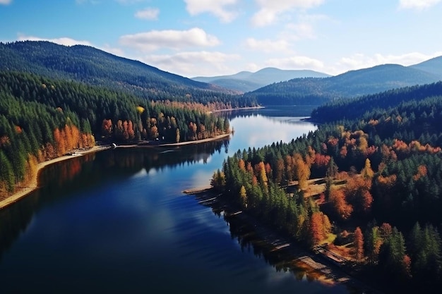 un lago con una montaña en el fondo y un bosque en el primer plano