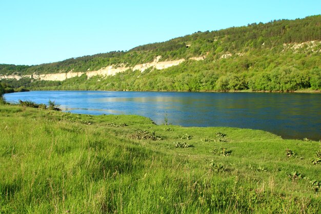 Foto un lago con una montaña en el fondo y un lago en el fondo