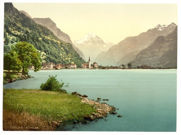 Foto un lago con una montaña en el fondo