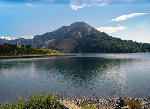 Un lago con una montaña en el fondo