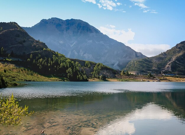 Un lago con una montaña en el fondo