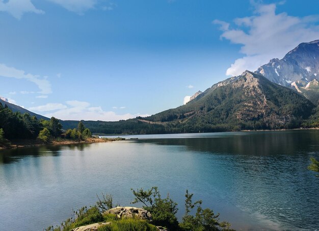 Foto un lago con una montaña en el fondo