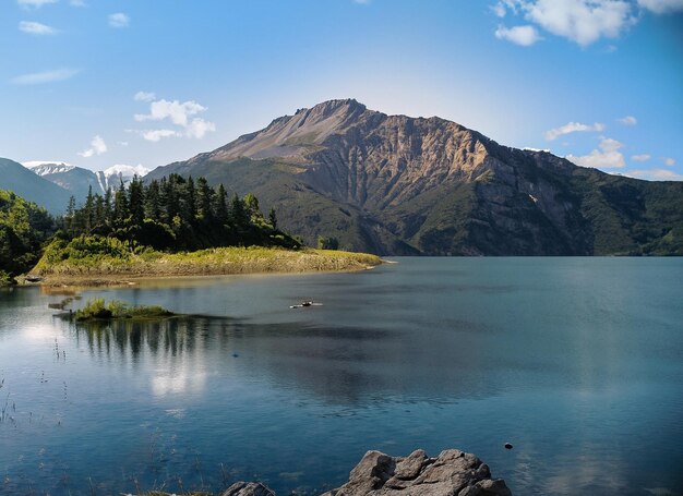 Un lago con una montaña en el fondo