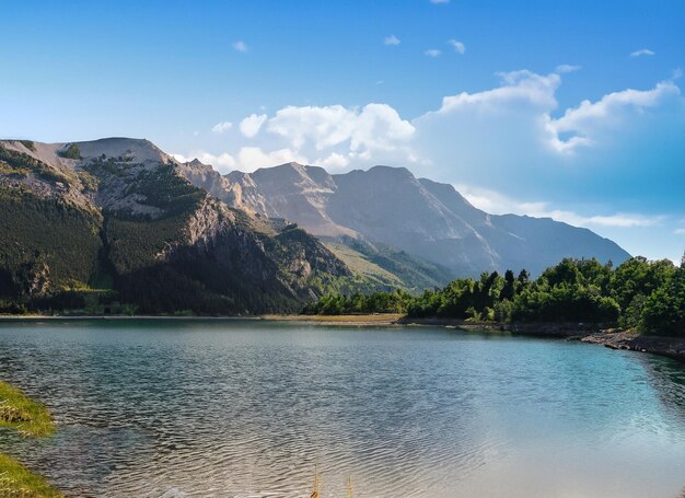 Foto un lago con una montaña en el fondo