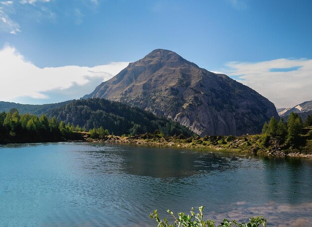 Foto un lago con una montaña en el fondo