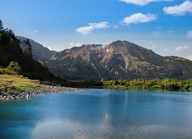 Un lago con una montaña en el fondo