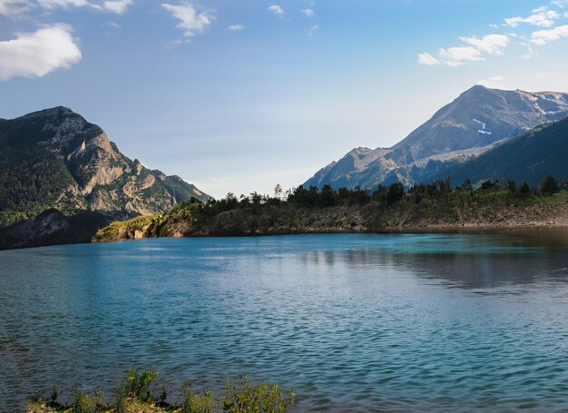 Foto un lago con una montaña en el fondo