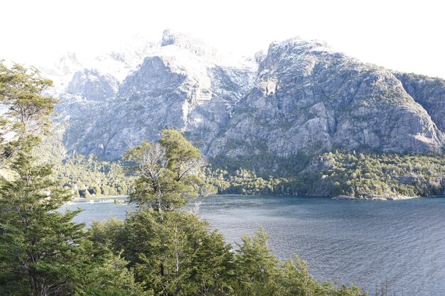 Foto un lago con una montaña en el fondo