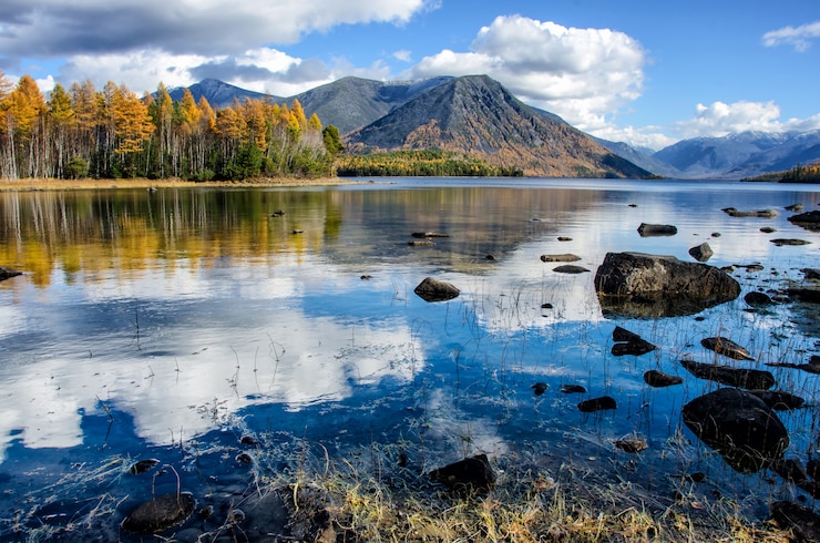 Foto lago de montaña froliha con piedras y reflejo, cerca del lago baikal
