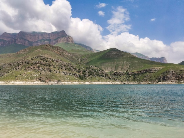 Lago de montaña Gizhgit en KabardinoBalkaria Elbrus región de Rusia