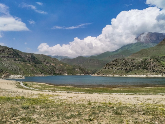 Lago de montaña Gizhgit en KabardinoBalkaria Elbrus región de Rusia