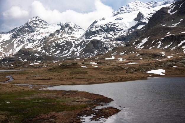 Lago de montaña con hielo en Suiza en primavera