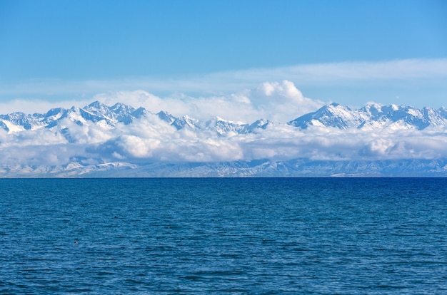 Lago de montaña Issyk-Kul, Kirguistán