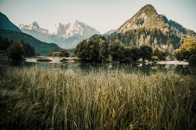 Lago de montaña Jasna en Krajsnka Gora Eslovenia Parque Nacional de Triglav Alpes Julianos Viajes Eslovenia