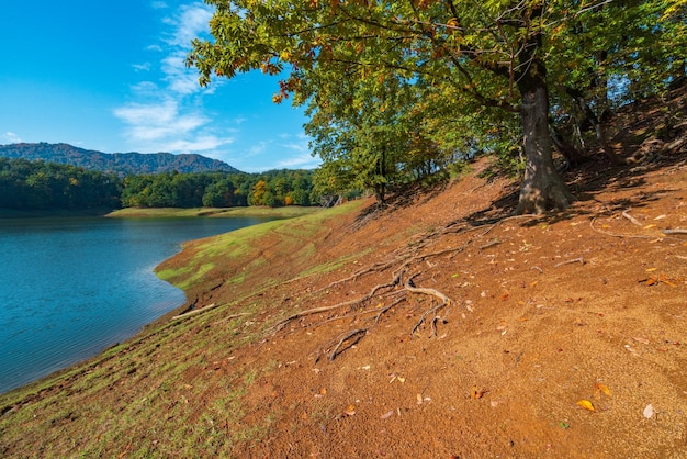 Lago de montaña Khanbulan en la temporada de otoño