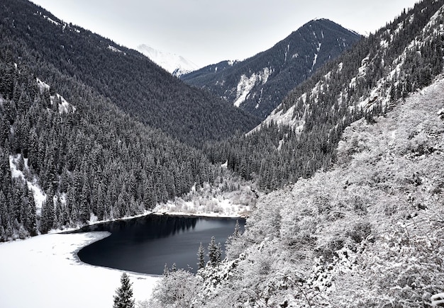 Lago de montaña Kolsay en invierno