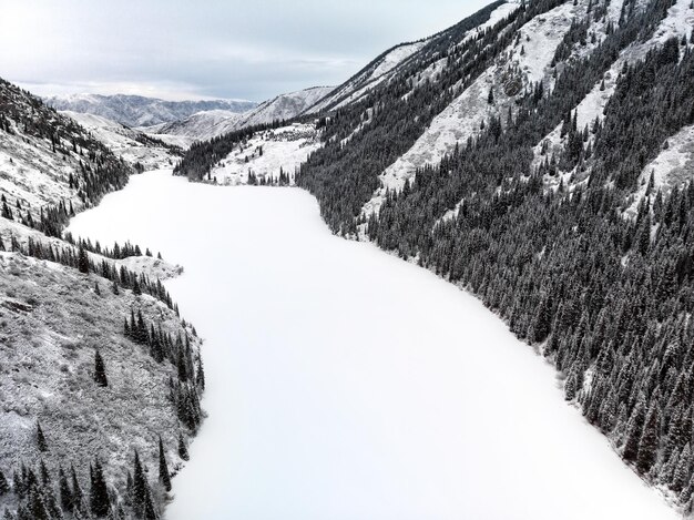 Lago de montaña Kolsay con vista superior de nieve