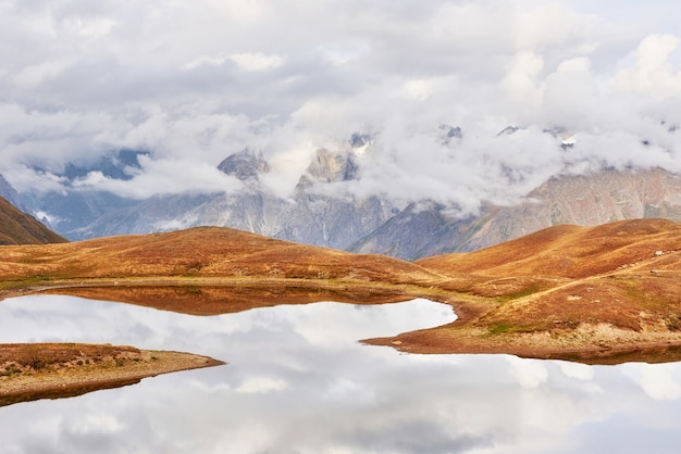 Lago de montaña Koruldi. Alto Svaneti, Georgia Europa. Montañas del Cáucaso