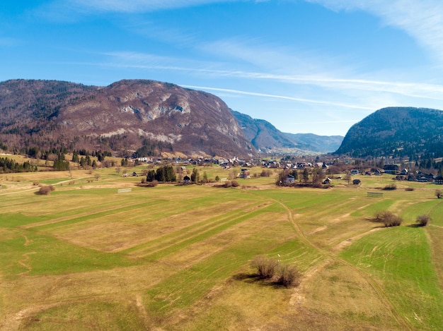 Lago de montaña Lago Bohinj a principios de la primavera Parque nacional de Triglav Pueblo de Stara Fuzina Hermosa naturaleza primaveral de Eslovenia Europa