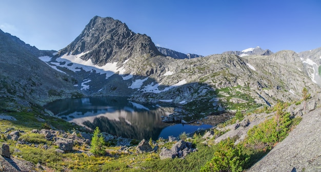 Lago de montaña a la luz de la mañana