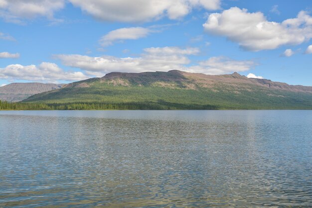 Lago de montaña en la meseta de Putorana