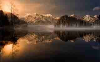 Foto un lago de montaña con una montaña en el fondo y un lago en el primer plano