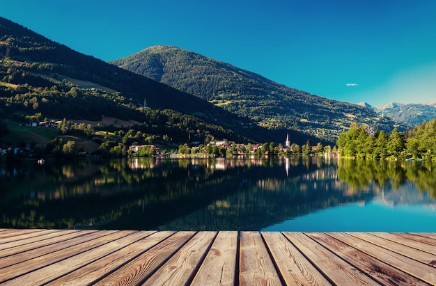 Lago de montaña entre montañas. Villa junto al mar. Italia