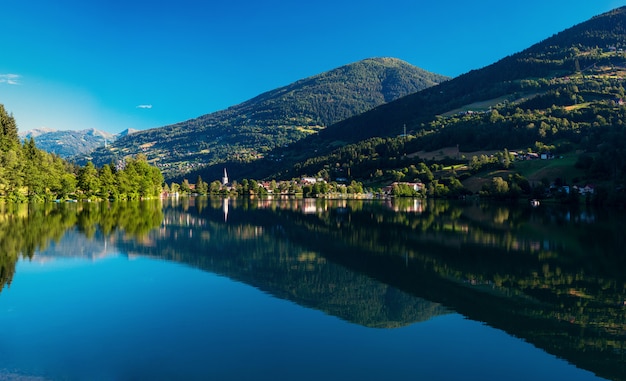 Lago de montaña entre montañas