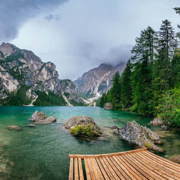 Lago de montaña entre montañas