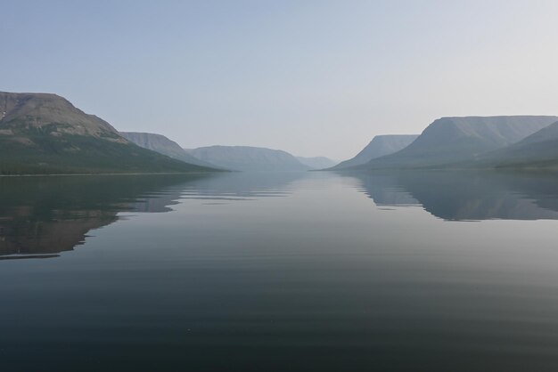 Un lago de montaña en una neblina brumosa