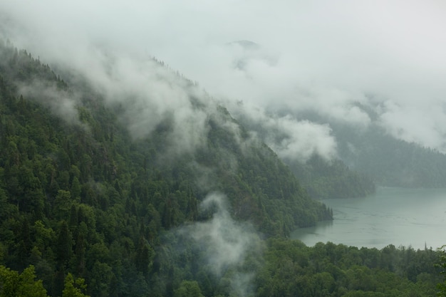 Lago de montaña en la niebla