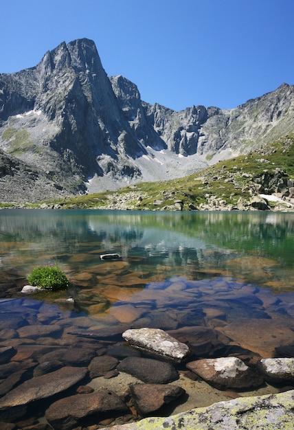 Lago de montaña salvaje en un día soleado de verano