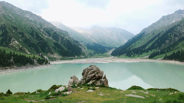 Foto lago de montaña en la temporada de verano