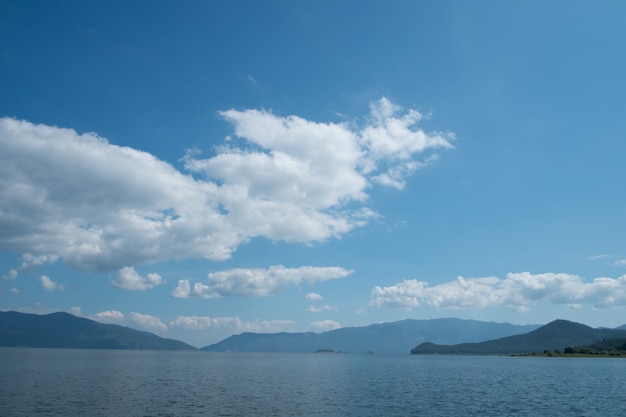 lago y montaña verde