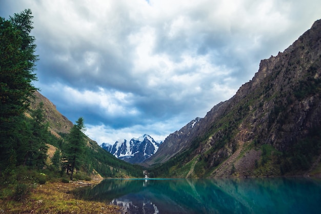 Lago de montaña con vista a montañas nevadas