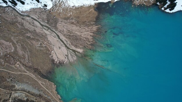 Lago en las montañas con agua azul turquesa