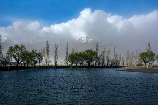 Un lago con montañas al fondo.