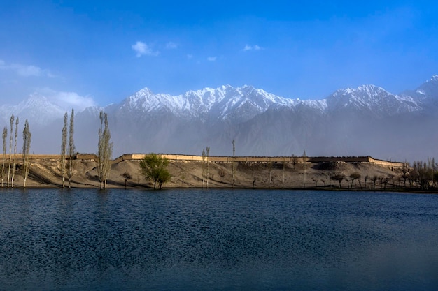 Un lago con montañas al fondo.