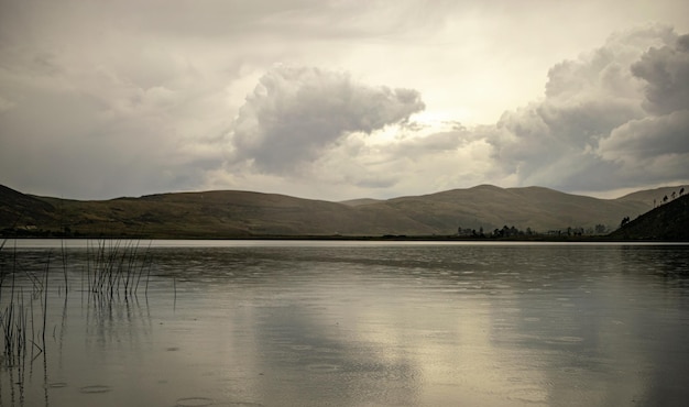 Un lago con montañas al fondo.